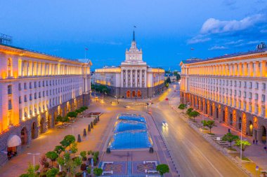 Sofya 'daki Largo Meydanı' nın (resmin Kiril alfabesiyle yazıldığı) gün batımı manzarası, Bulgaristan