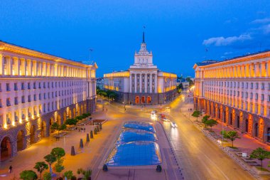 Sofya 'daki Largo Meydanı' nın (resmin Kiril alfabesiyle yazıldığı) gün batımı manzarası, Bulgaristan