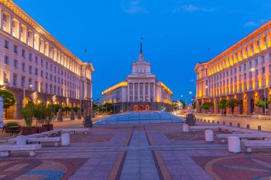Sofya 'daki Largo Meydanı' nın (resmin Kiril alfabesiyle yazıldığı) gün batımı manzarası, Bulgaristan
