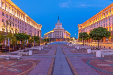Sofya 'daki Largo Meydanı' nın (resmin Kiril alfabesiyle yazıldığı) gün batımı manzarası, Bulgaristan