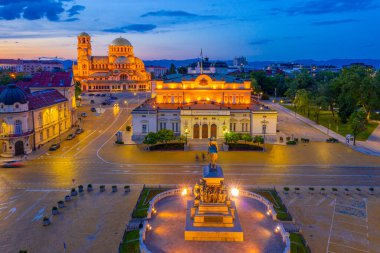 Bulgaristan Cumhuriyeti Ulusal Meclisi ve Sofya 'daki Alexander Nevski katedralinin gece görüşü. İşaret tercüme eder - Birlik gücü yaratır