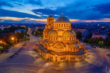 Bulgaristan 'ın Sofya kentindeki Alexander Nevski katedralinin gece hava görüntüsü