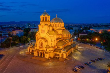 Bulgaristan 'ın Sofya kentindeki Alexander Nevski katedralinin gece hava görüntüsü