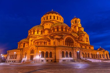 Bulgaristan 'ın Sofya kentindeki Alexander Nevski katedralinin gece hava görüntüsü