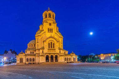 Bulgaristan 'ın Sofya kentindeki Alexander Nevski katedralinin gece hava görüntüsü