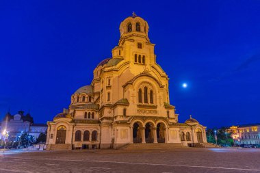 Bulgaristan 'ın Sofya kentindeki Alexander Nevski katedralinin gece hava görüntüsü
