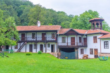 Kutsal Üçlü Manastırı - Bulgaristan 'ın Etropole kenti yakınlarındaki Varovitets