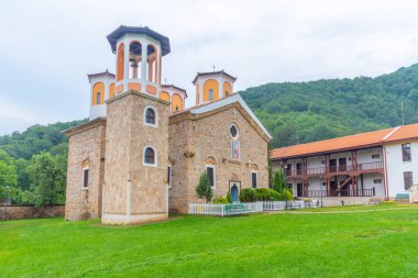 Kutsal Üçlü Manastırı - Bulgaristan 'ın Etropole kenti yakınlarındaki Varovitets