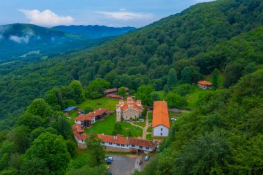 Kutsal Üçlü Manastırı - Bulgaristan 'ın Etropole kenti yakınlarındaki Varovitets