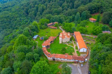 Kutsal Üçlü Manastırı - Bulgaristan 'ın Etropole kenti yakınlarındaki Varovitets