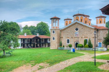 Kutsal Üçlü Manastırı - Bulgaristan 'ın Etropole kenti yakınlarındaki Varovitets