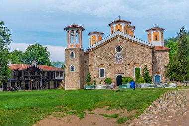Kutsal Üçlü Manastırı - Bulgaristan 'ın Etropole kenti yakınlarındaki Varovitets