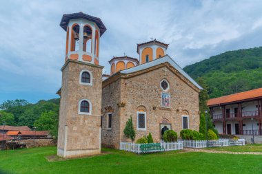 Kutsal Üçlü Manastırı - Bulgaristan 'ın Etropole kenti yakınlarındaki Varovitets