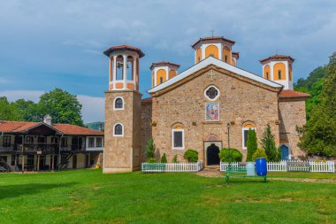 Kutsal Üçlü Manastırı - Bulgaristan 'ın Etropole kenti yakınlarındaki Varovitets