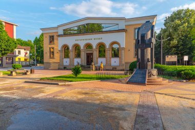 Bulgaristan 'ın Botevgrad kentinde tarihi müze (tabelanın çevirisi)