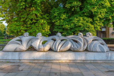 Bulgaristan 'ın Botevgrad kentinde Dedikoducu Kızlar heykeli