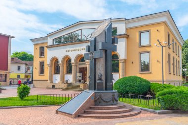 Bulgaristan 'ın Botevgrad kentinde tarihi müze (tabelanın çevirisi)