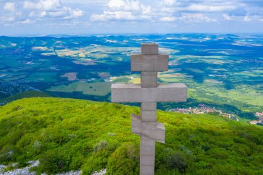 Bulgaristan 'ın Okolchitsa zirvesinde anma haçı