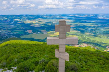 Bulgaristan 'ın Okolchitsa zirvesinde anma haçı