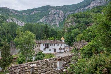 Bulgaristan 'ın İskar Nehri kıyısında yer alan Cherepish manastırı