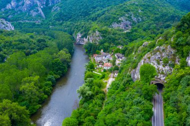 Bulgaristan 'ın İskar Nehri kıyısında yer alan Cherepish manastırı