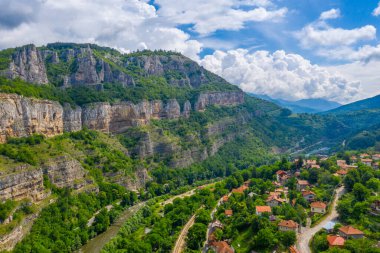 Bulgaristan 'ın Lakatnik köyünün üzerinde kayalar var