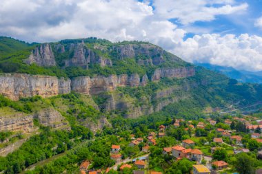 Bulgaristan 'ın Lakatnik köyünün üzerinde kayalar var
