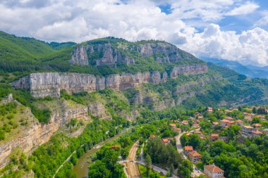 Bulgaristan 'ın Lakatnik köyünün üzerinde kayalar var