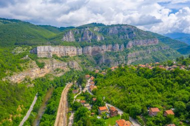 Bulgaristan 'ın Lakatnik köyünün üzerinde kayalar var