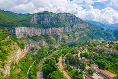 Bulgaristan 'ın Lakatnik köyünün üzerinde kayalar var