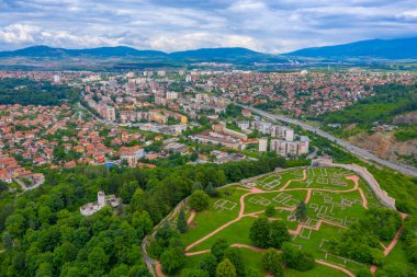 Bulgaristan 'ın Pernik kasabası ve Krakra kalesinin havadan görünüşü