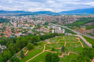 Bulgaristan 'ın Pernik kasabası ve Krakra kalesinin havadan görünüşü