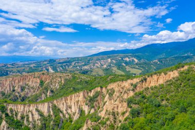 Bulgar Melnik kasabası yakınlarındaki kum piramitleri