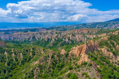 Bulgar Melnik kasabası yakınlarındaki kum piramitleri