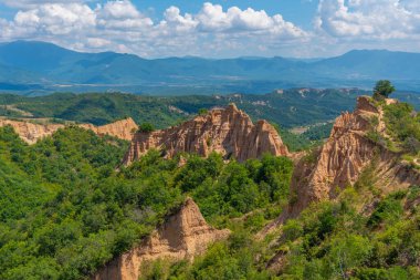 Bulgar Melnik kasabası yakınlarındaki kum piramitleri