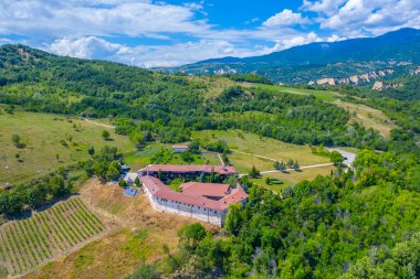 Bulgaristan 'daki Rozhen manastırının havadan görünüşü