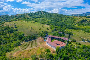 Bulgaristan 'daki Rozhen manastırının havadan görünüşü