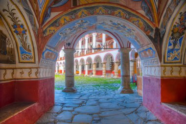 Bulgaristan 'daki ünlü Rila manastırının avlusu