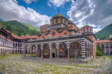 Bulgaristan 'daki ünlü Rila manastırının avlusu