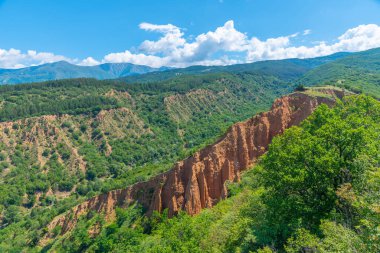 Bulgar Stob kasabası yakınlarındaki kum piramitleri