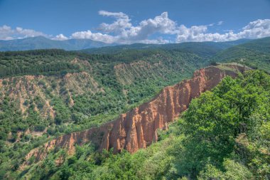 Bulgar Stob kasabası yakınlarındaki kum piramitleri