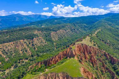 Bulgar Stob kasabası yakınlarındaki kum piramitleri