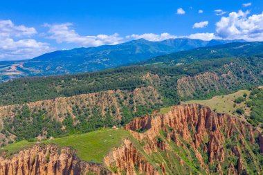 Bulgar Stob kasabası yakınlarındaki kum piramitleri