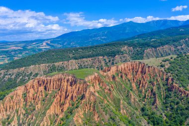Bulgar Stob kasabası yakınlarındaki kum piramitleri