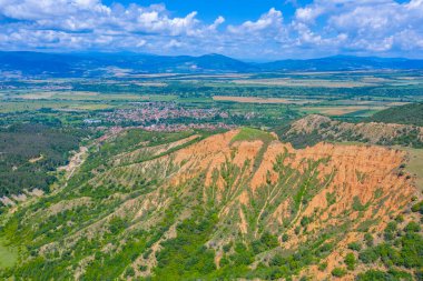 Kum piramitleri ve Bulgar Stob kasabası manzarası