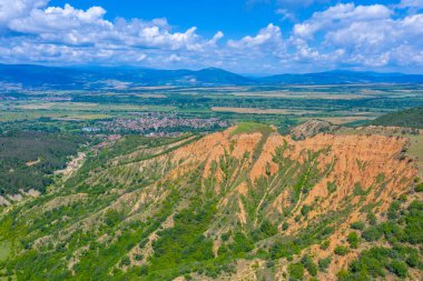 Kum piramitleri ve Bulgar Stob kasabası manzarası