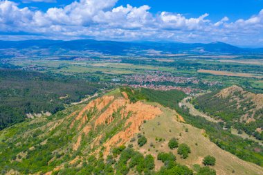 Kum piramitleri ve Bulgar Stob kasabası manzarası