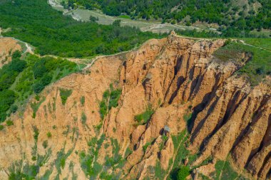 Bulgar Stob kasabası yakınlarındaki kum piramitleri
