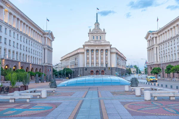 Sofya 'daki Largo Meydanı' nın (resmin Kiril alfabesiyle yazıldığı) gün batımı manzarası, Bulgaristan