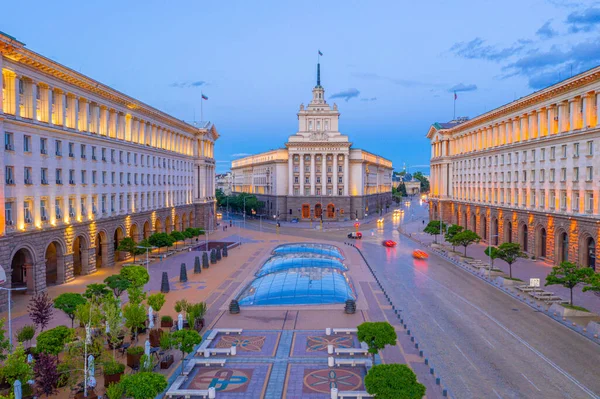 Widok Plac Largo Sofii Narodowym Budynkiem Montażowym Cyrylica Zdjęciu Bułgaria — Zdjęcie stockowe
